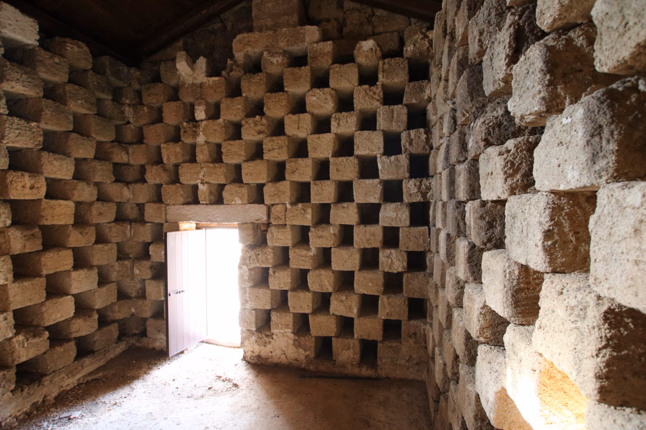 Prospetto laterale della masseria con cortile lastricato