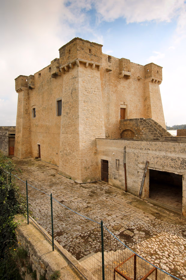 Prospetto laterale della masseria con cortile lastricato