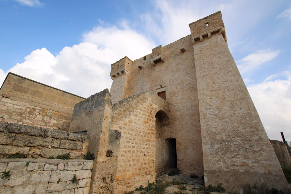 Scorcio del portale d'ingresso con arco in pietra