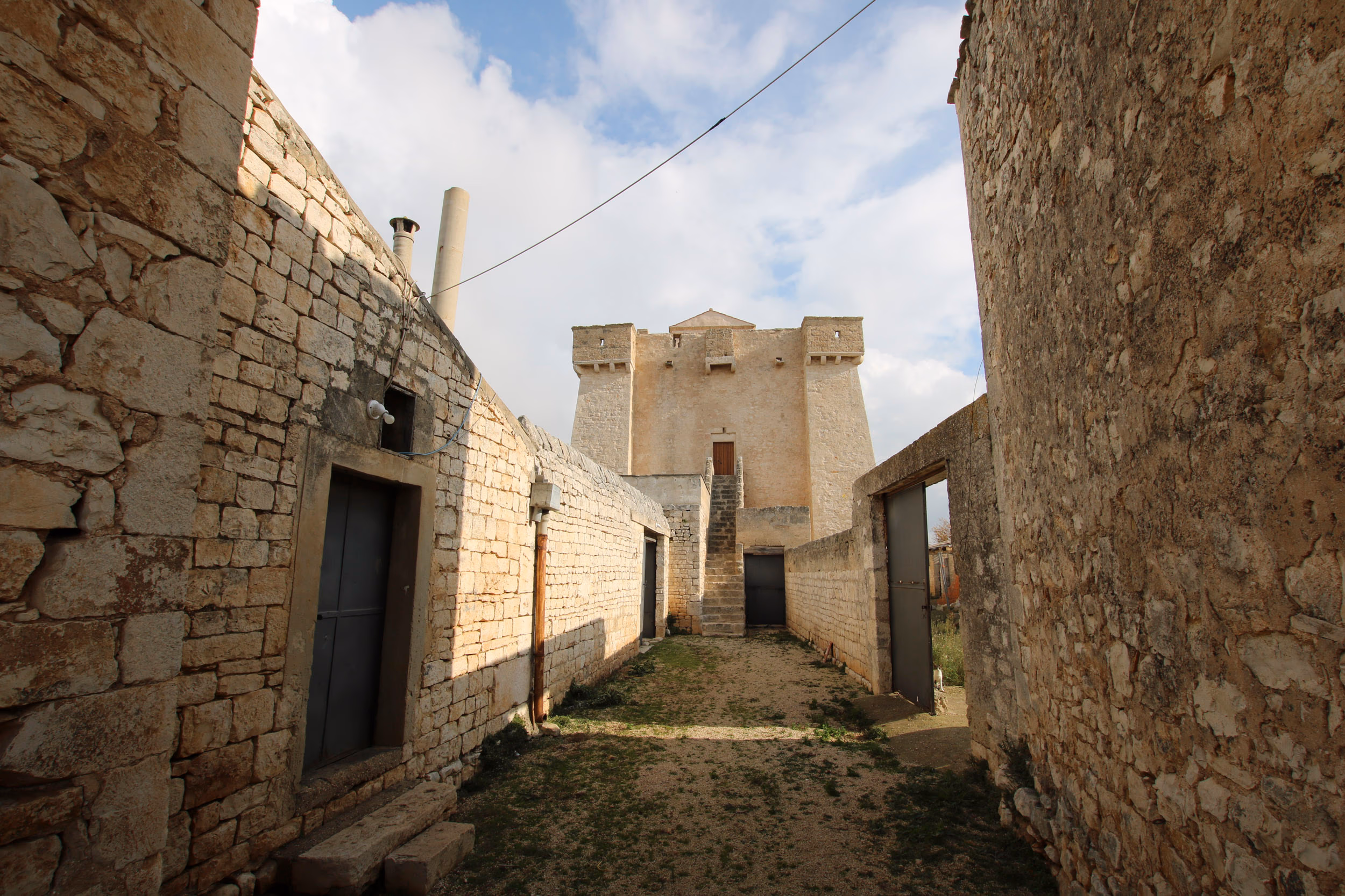 Masseria Panicelli, vista del corpo fortificato dal cortile interno
